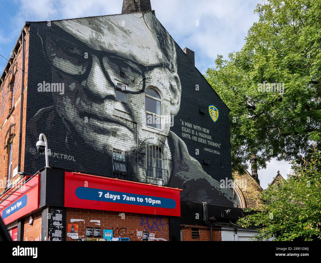 Marcelo Bielsa , Englandmural dell'artista di strada Irek Jasutowicz all'Hyde Park Corner di Leeds Foto Stock