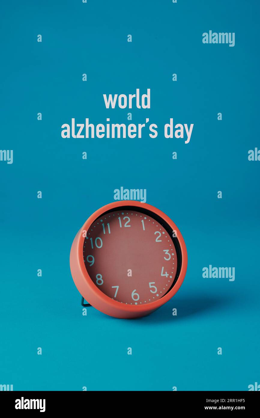 un orologio rosa senza mani e il mondo testuale si alzava giorno su sfondo blu Foto Stock