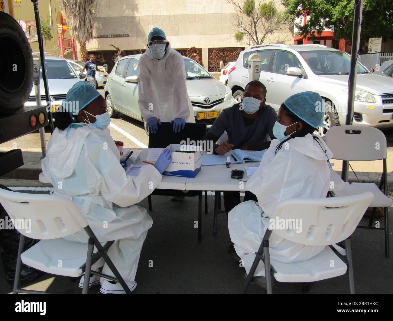 200918 -- WINDHOEK, 18 settembre 2020 -- Registro degli operatori sanitari per le persone in attesa di intraprendere un test COVID-19 nella capitale della Namibia, Windhoek, il 18 settembre 2020. Giovedì la Namibia ha registrato 114 nuovi casi di COVID-19, portando i casi confermati cumulativi del paese a 10.078. Foto di /Xinhua NAMIBIA-WINDHOEK-COVID-19-CASES MusaxCxKaseke PUBLICATIONxNOTxINxCHN Foto Stock