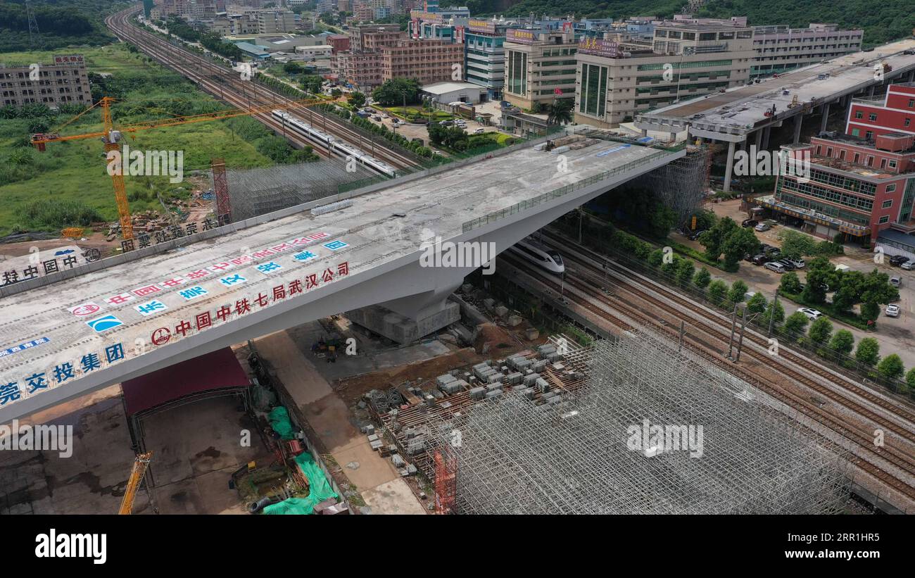 200918 -- GUANGZHOU, 18 settembre 2020 -- Un treno corre lungo la ferrovia Guangzhou-Shenzhen sotto un ponte girevole dopo la rotazione a Dongguan, nella provincia del Guangdong della Cina meridionale, 18 settembre 2020. Il ponte girevole lungo 165 metri, largo 33 metri e da 000 tonnellate, che si trova attraverso la ferrovia Guangzhou-Shenzhen, è stato ruotato con successo nella sua posizione di destinazione venerdì. China Railway Seventh Group Co., Ltd./Handout via Xinhua CHINA-GUANGDONG-SWIVEL BRIDGE-ROTATION CN DengxHua PUBLICATIONxNOTxINxCHN Foto Stock