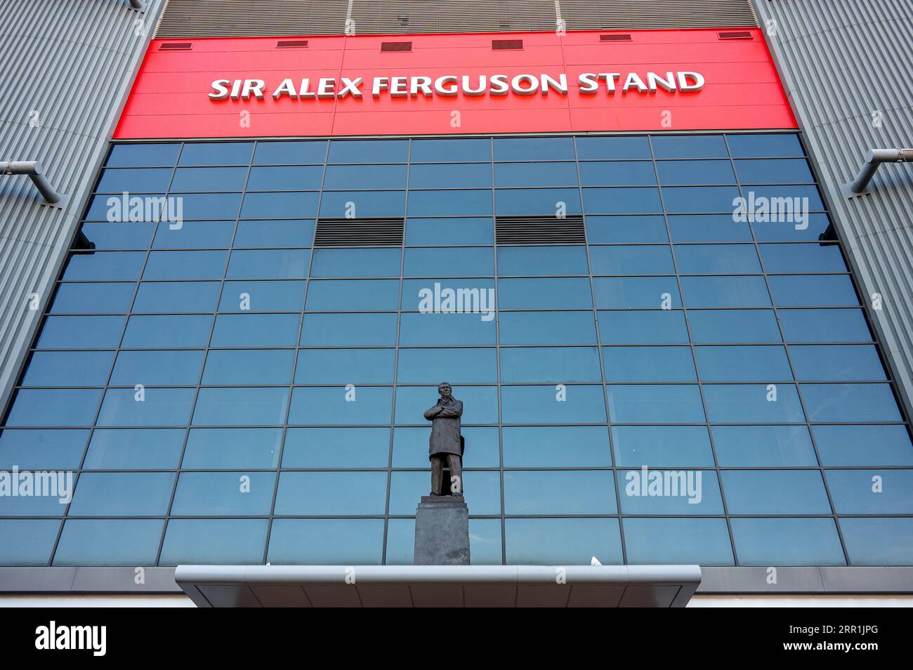 Esterno dello stand Alex Ferguson presso lo stadio Old Trafford del Manchester United a Manchester, Regno Unito Foto Stock
