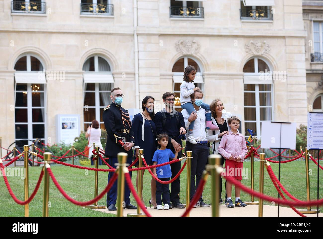 200919 -- PARIGI, 19 settembre 2020 -- la gente posa per delle foto durante la sua visita al palazzo presidenziale dell'Elysee a Parigi, in Francia, 19 settembre 2020. Alcuni siti storici sono aperti al pubblico questo fine settimana in Francia in occasione delle Giornate europee del patrimonio, un evento culturale che si tiene ogni anno a settembre. FRANCIA-PARIGI-EUROPEAN HERITAGE DAYS-ELYSEE GAOXJING PUBLICATIONXNOTXINXCHN Foto Stock