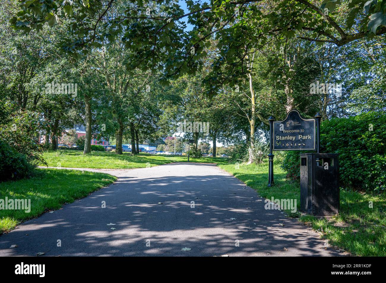 Stanley Park all'esterno dello stadio di calcio Anfield a Liverpool, Regno Unito. Il parco separa gli stadi di calcio Liverpool e Everton. Foto Stock