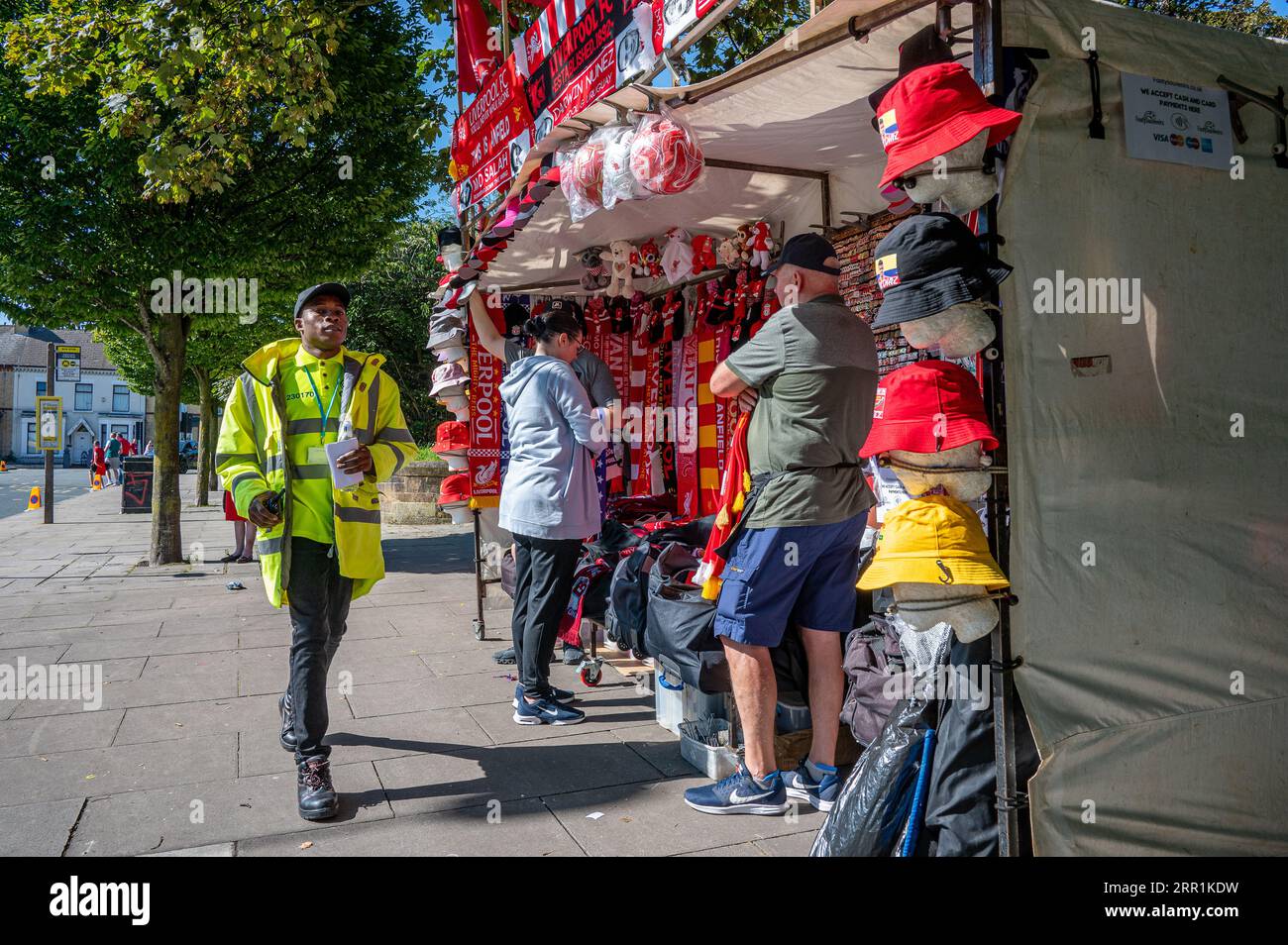 Articoli da calcio Liverpool FC in vendita fuori Anfield a Liverpool, Regno Unito Foto Stock