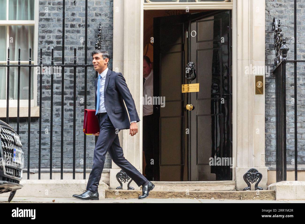 Downing Street, Londra, Regno Unito. 6 settembre 2023. Il primo ministro britannico, Rishi Sunak, parte dal numero 10 di Downing Street per partecipare alla sessione delle domande del primo ministro (PMQ) alla camera dei comuni. Foto di Amanda Rose/Alamy Live News Foto Stock