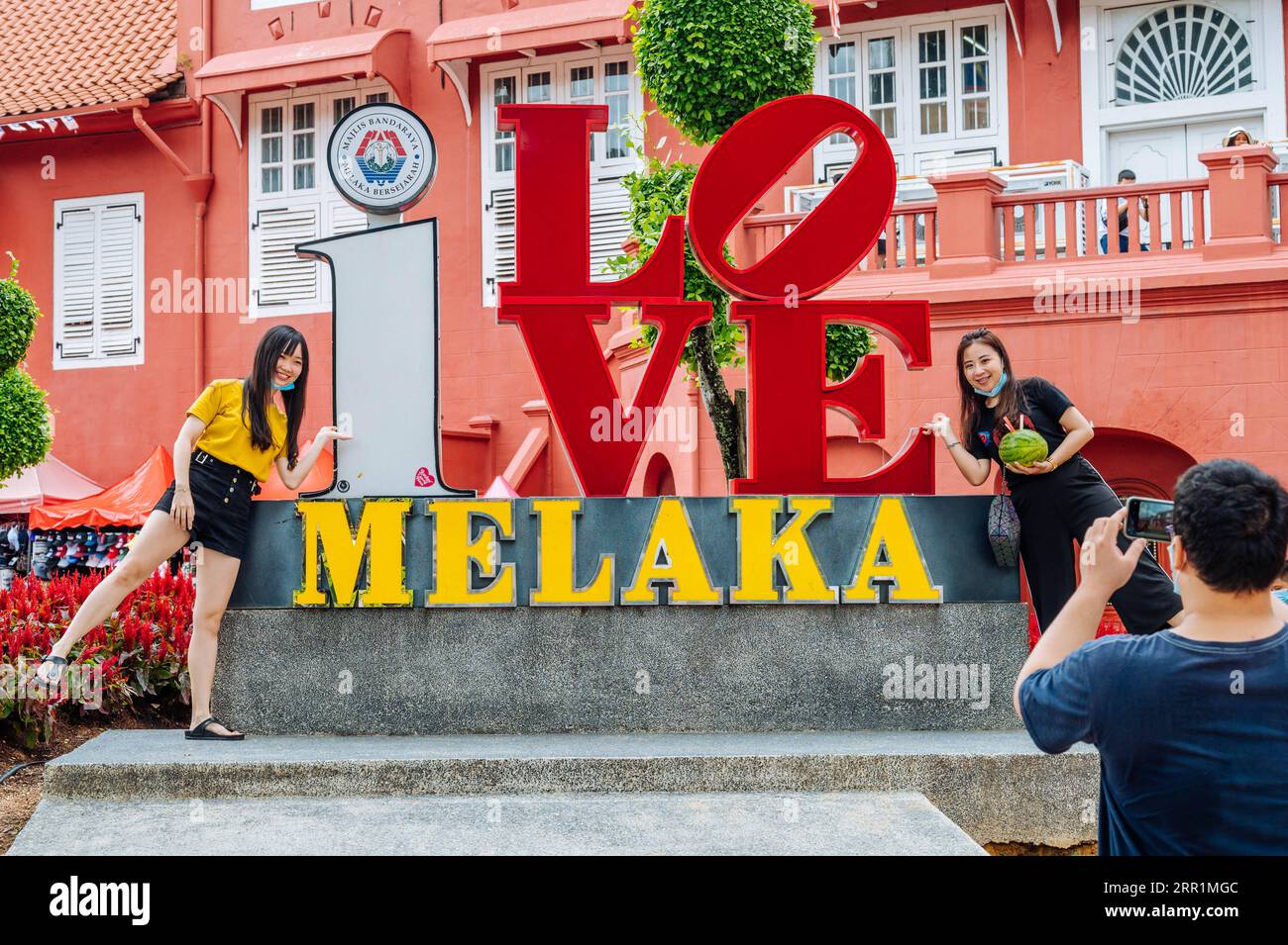 200921 -- MALACCA, 21 settembre 2020 -- i turisti si pongono per le foto a Malacca, Malesia, 19 settembre 2020. Nonostante non sia più un emporio, Malacca attrae ancora turisti da tutto il mondo, poiché il turismo sta diventando un pilastro dell'economia locale. L'industria ha subito un duro colpo in mezzo alla pandemia, ma poiché i malesi possono ora viaggiare all'interno del paese, il posto sta lentamente tornando in vita. PER ANDARE CON la caratteristica: L'antico porto della Malesia torna lentamente in vita mentre il turismo domestico riprende LA MALAYSIA-MALACCA-COVID-19-TURISMO-RECUPERO ZhuxWei PUBLICATIONxNOTxINxCHN Foto Stock