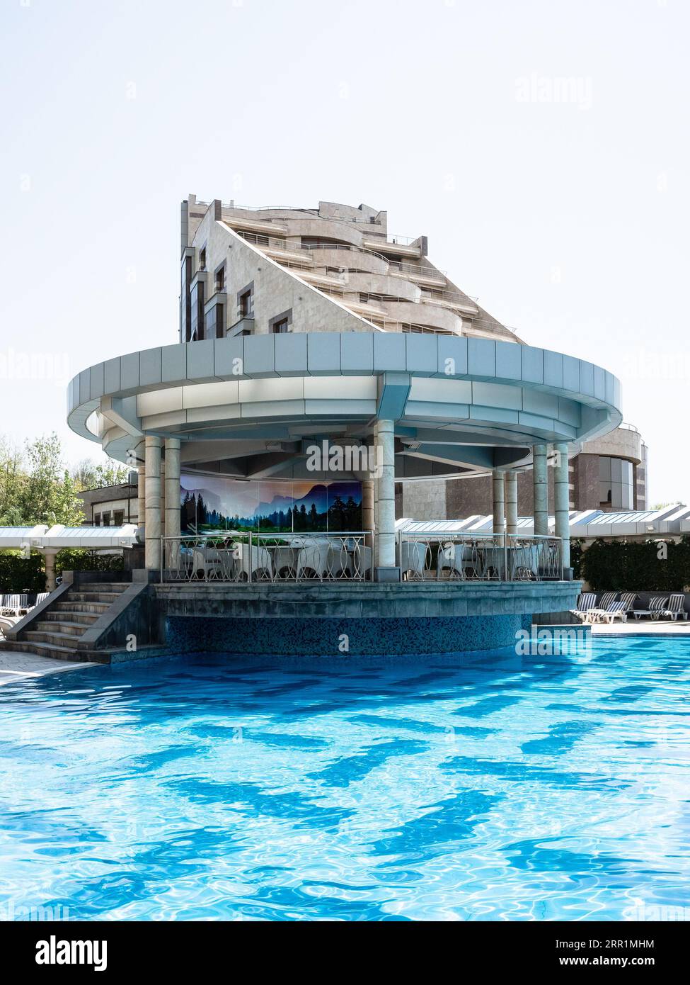 Yerevan, Armenia - 21 agosto 2023: caffè e piscina all'aperto nell'Hotel Multi Grand Pharaon a Yerevan - città di Abovyan vicino nelle soleggiate giornate estive Foto Stock
