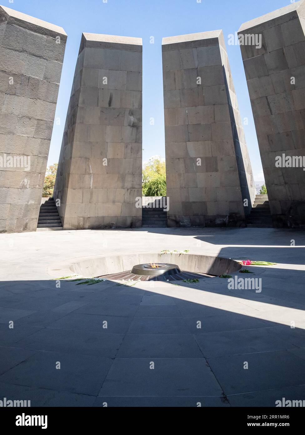 Erevan, Armenia - 24 agosto 2023: Fiamma eterna al centro delle dodici lastre nel complesso memoriale del genocidio armeno di Tsitsernakaberd a Erevan Foto Stock
