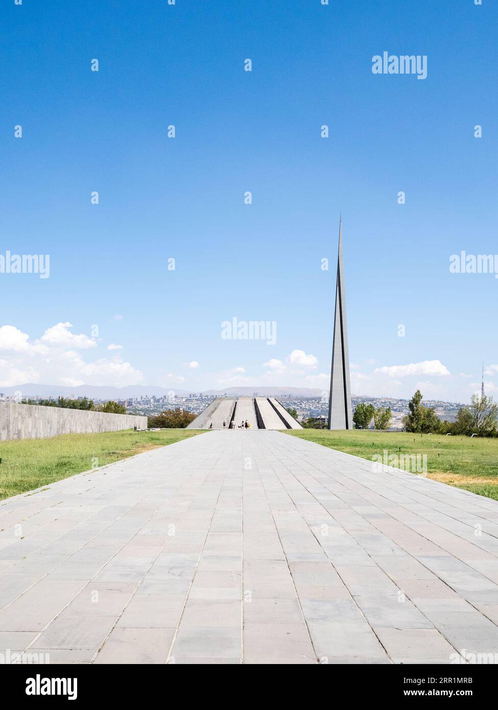 Erevan, Armenia - 24 agosto 2023: Percorso per il complesso commemorativo del genocidio armeno di Tsitsernakaberd nella città di Erevan nelle soleggiate giornate estive Foto Stock