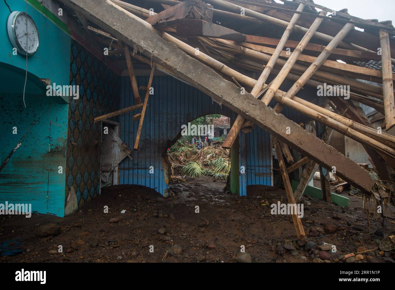 200922 -- SUKABUMI, 22 settembre 2020 -- Una casa danneggiata da inondazioni improvvise è stata vista nel villaggio di Pasawahan, nel distretto di Sukabumi di Giava Occidentale in Indonesia il 22 settembre 2020. Nel distretto di Sukabumi della provincia di Giava Occidentale, le inondazioni hanno spazzato via tre persone, e sono in corso sforzi di ricerca e salvataggio, il portavoce dell'Agenzia nazionale per la gestione dei disastri Raditya Jati ha detto a Xinhua in un messaggio di testo. INDONESIA-WEST JAVA-FLASH FLOOD-AFTERMATH VERIXSANOVRI PUBLICATIONXNOTXINXCHN Foto Stock