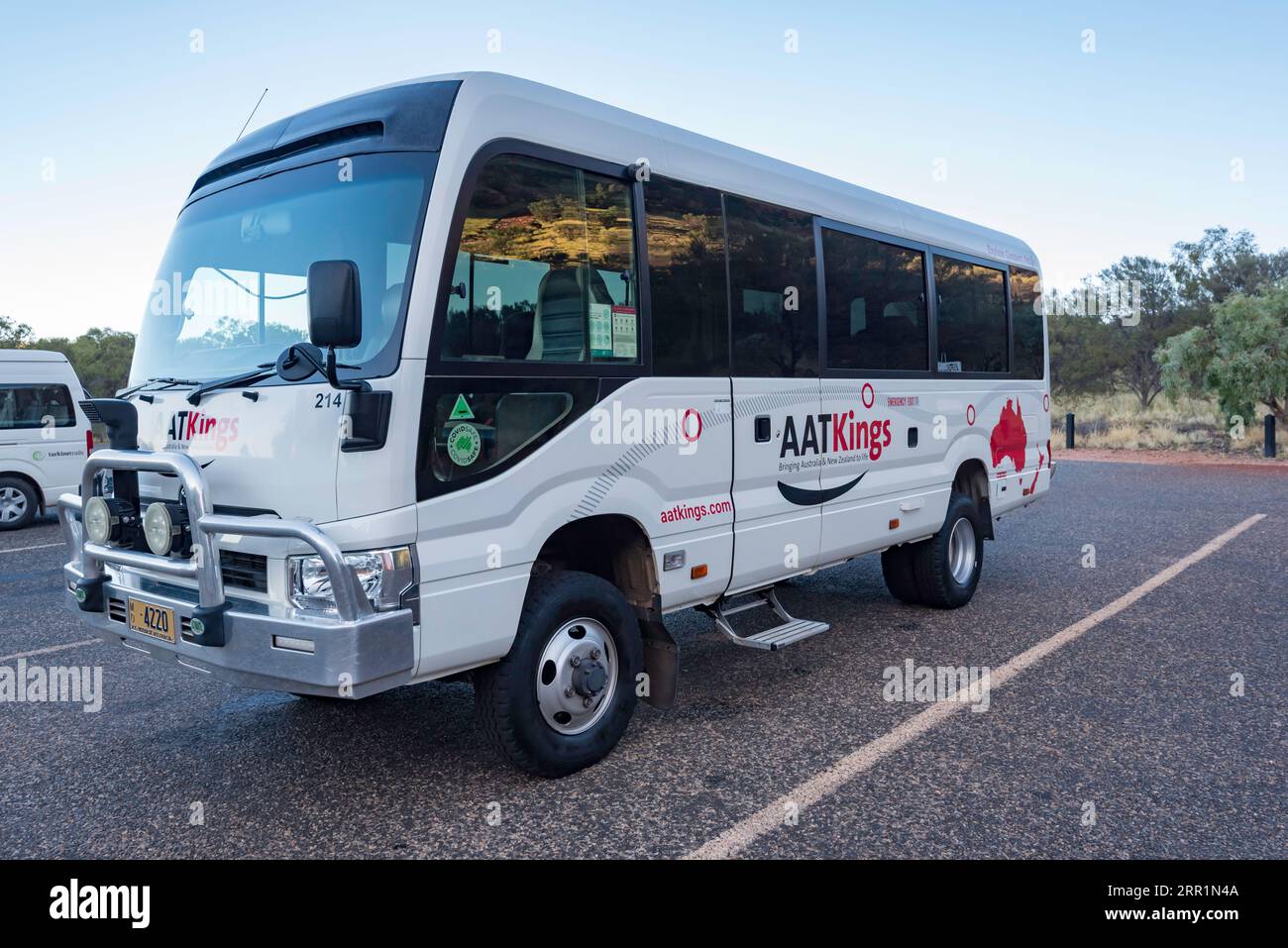 Un autobus AAT Kings 4x4 parcheggiato vicino al Simpsons Gap nell'Australia centrale Foto Stock