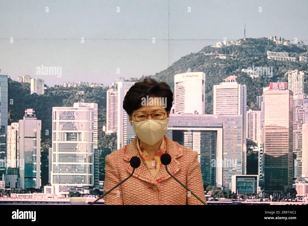 200922 -- HONG KONG, 22 settembre 2020 -- Amministratore delegato della regione amministrativa speciale di Hong Kong HKSAR Carrie Lam partecipa a una conferenza stampa a Hong Kong, Cina meridionale, 22 settembre 2020. PER ANDARE CON 12 residenti di Hong Kong sospettati di ingresso illegale deve prima completare un procedimento legale nel continente: Amministratore delegato della HKSAR CHINA-HONG KONG-CARRIE LAM-CONFERENZA STAMPA CN LuixSiuxWai PUBLICATIONxNOTxINxCHN Foto Stock