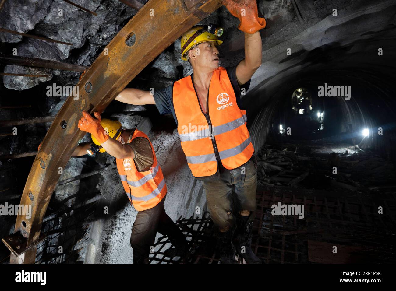 200923 -- VIENTIANE, 23 settembre 2020 -- i lavoratori sono visti nel cantiere del tunnel di Ban Phoukeu a Muang Nga della provincia di Oudomxay, Laos, 21 settembre 2020. Martedì una società di ingegneria ferroviaria cinese ha attraversato il tunnel di Ban Phoukeu, l'ultimo grande tunnel lungo quasi 9.000 metri lungo la ferrovia Cina-Laos. Ha segnato un'importante pietra miliare nella costruzione della ferrovia transfrontaliera e ha gettato solide fondamenta per il tempestivo completamento del mega progetto. Foto di /Xinhua LAOS-CHINA-RAILWAY-LAST MAJOR TUNNEL-DRILLING-THROUGH PanxLongzhu PUBLICATIONxNOTxINxCHN Foto Stock