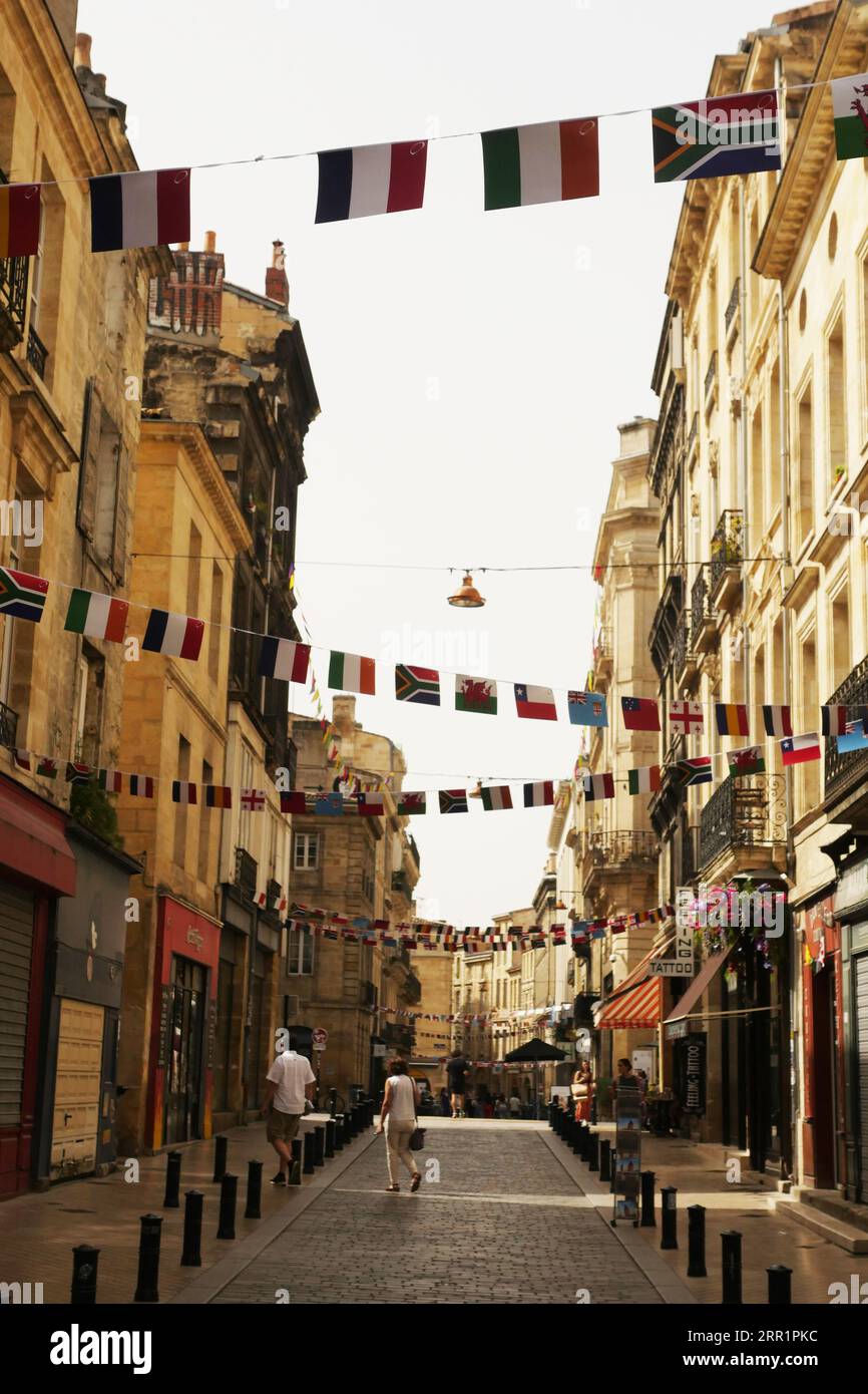 Bunting (bandiere)a Bordeaux il giorno in cui inizia la Coppa del mondo di rugby. Foto Stock