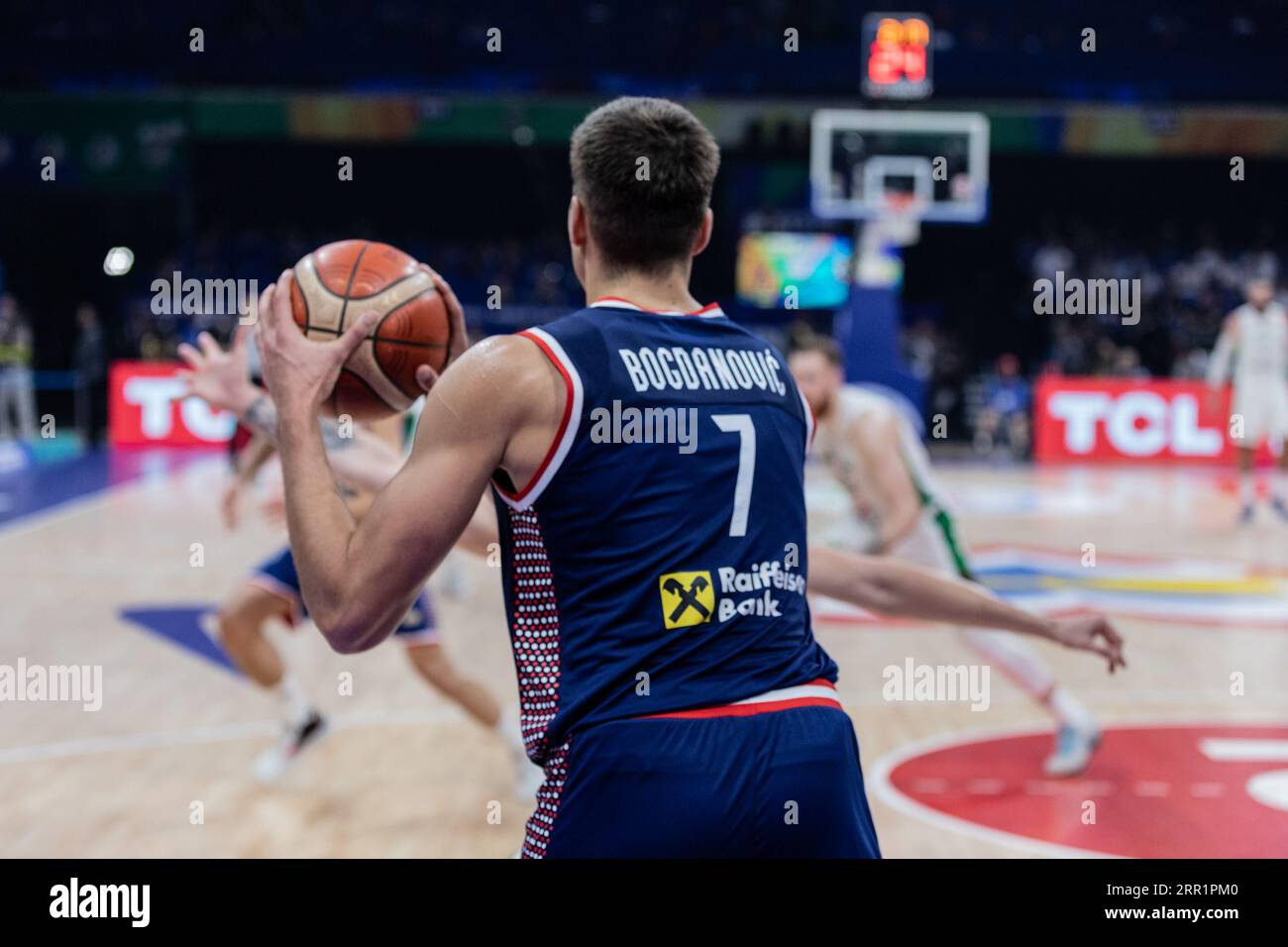 Bogdan Bogdanovic della Serbia visto in azione durante i quarti di finale della Coppa del mondo di pallacanestro FIBA 2023 tra la Serbia e la Lituania al Mall of Asia Arena-Manila. Punteggio finale: Serbia 87:68 Lituania. (Foto di Nicholas Muller / SOPA Images/Sipa USA) Foto Stock