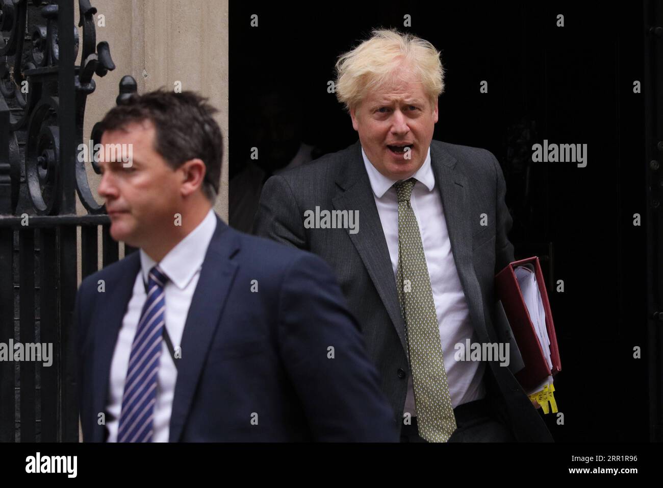 200923 -- LONDRA, 23 settembre 2020 -- il primo ministro britannico Boris Johnson R lascia 10 Downing Street per partecipare alle domande del primo ministro alla camera dei comuni, a Londra, in Gran Bretagna, il 23 settembre 2020. Il controverso disegno di legge sul mercato interno di Johnson sulla Brexit ha completato la prima tappa martedì del suo percorso verso la legge. Il disegno di legge, che i ministri hanno ammesso violerà il diritto internazionale dell’accordo sulla Brexit con l’Unione europea, ha superato la fase cruciale della seconda lettura nella camera dei comuni prima di dirigersi alla camera dei Lord, dove ci si aspetta che gli venga dato un colpo di scena Foto Stock