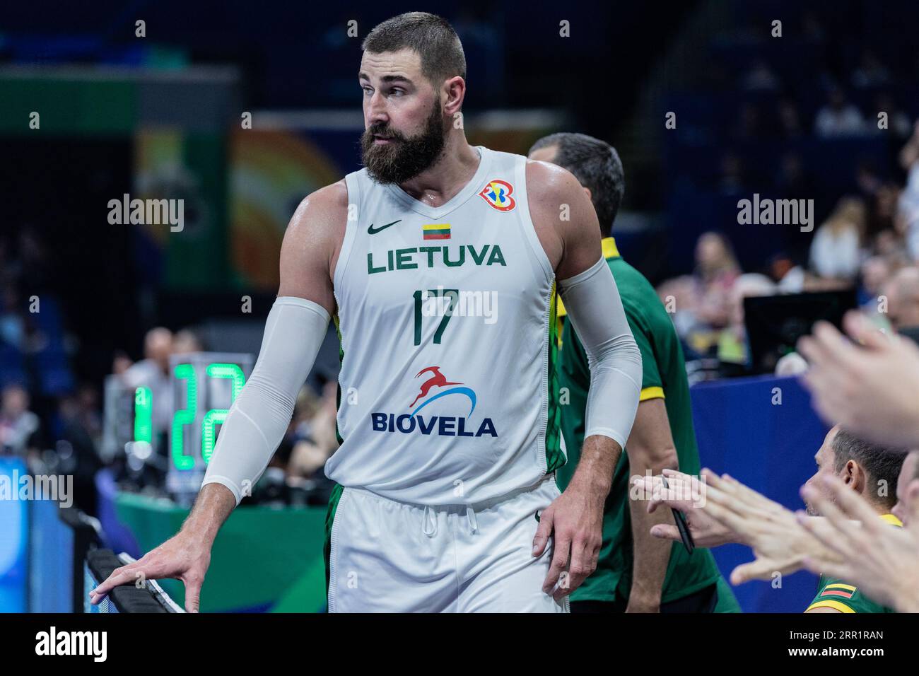 Manila, Filippine. 5 settembre 2023. Jonas Valanciunas della Lituania è stato visto in azione durante i quarti di finale della Coppa del mondo di pallacanestro FIBA 2023 tra Serbia e Lituania al Mall of Asia Arena-Manila. Punteggio finale: Serbia 87:68 Lituania. Credito: SOPA Images Limited/Alamy Live News Foto Stock