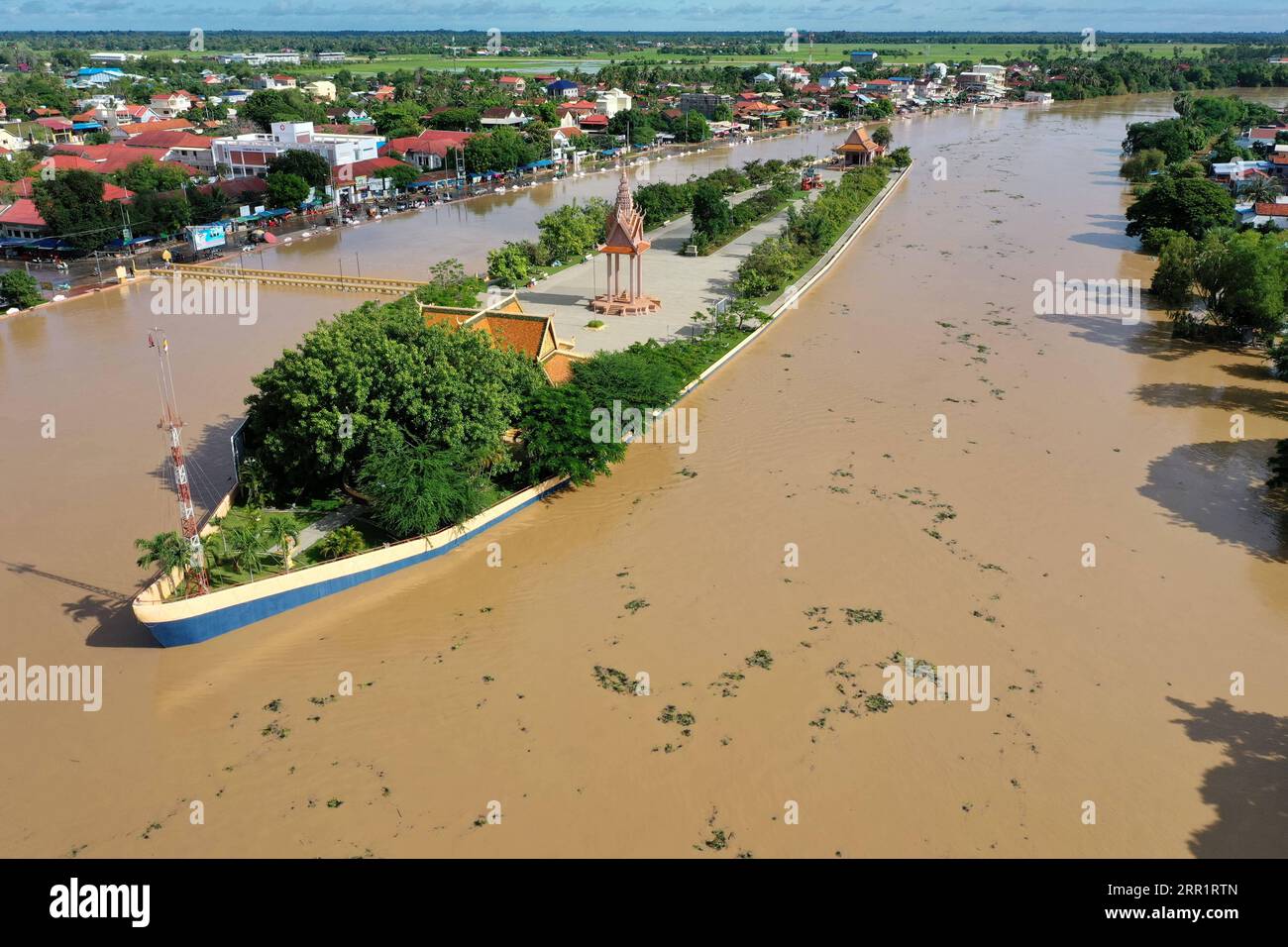 200923 -- PURSAT, 23 settembre 2020 -- foto aerea scattata il 21 settembre 2020 mostra il fiume Pursat nella provincia di Pursat nella Cambogia nord-occidentale. L'impatto della tempesta tropicale Noul ha causato la morte di 11 persone e una scomparsa in Cambogia, ha detto lunedì un portavoce per il controllo delle catastrofi. Il portavoce del Comitato Nazionale per la gestione dei disastri Khun Sokha ha detto che pioggia pesante, vento forte e fulmini sono iniziati nel regno il 17-20 settembre a seguito della tempesta che ha colpito Filippine, Vietnam, Thailandia e Laos. Foto di /Xinhua CAMBODIA-PURSAT-FLOOD LixLay PUBLICATIONxNOTxINxCHN Foto Stock