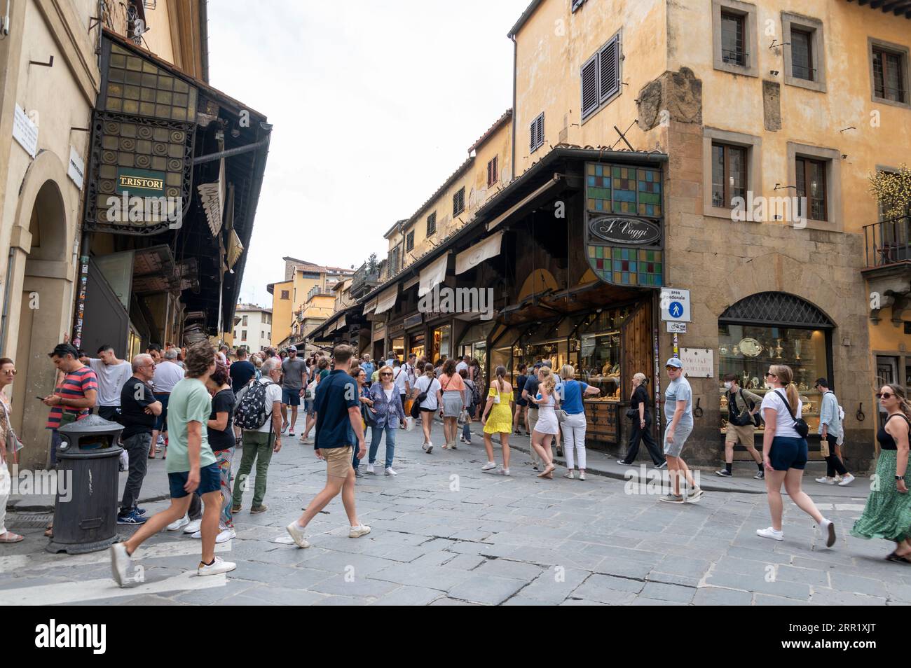 Enormi folle attraversano il ponte medievale più antico (Ponte Vecchio), con le sue origini romane, attraverso il fiume Arno a Firenze, in Toscana Foto Stock
