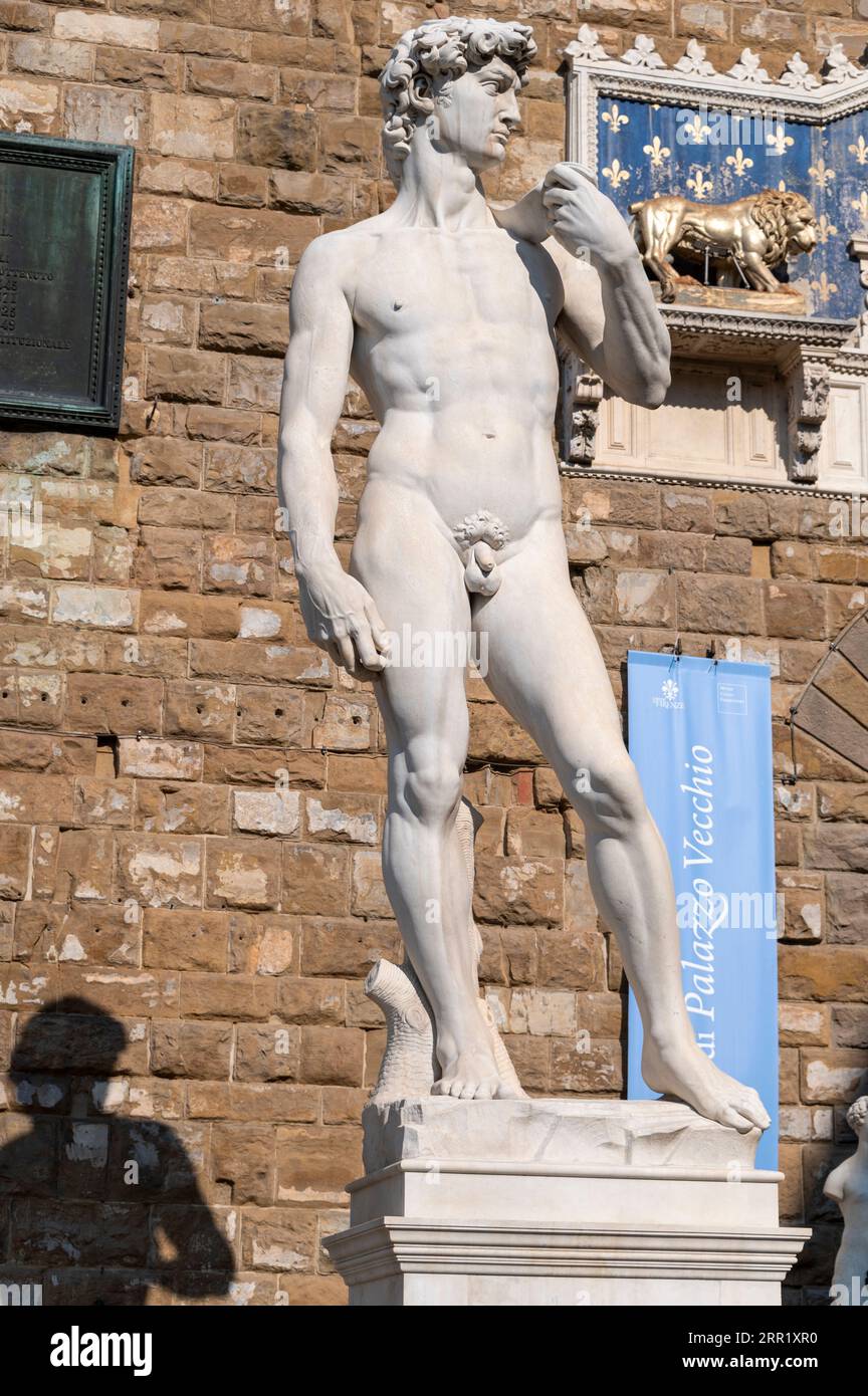 La statua della replica del David di Michelangelo all'ingresso principale del XIII secolo Palazzo Vecchio - Municipio di Firenze e il museo d'arte Foto Stock