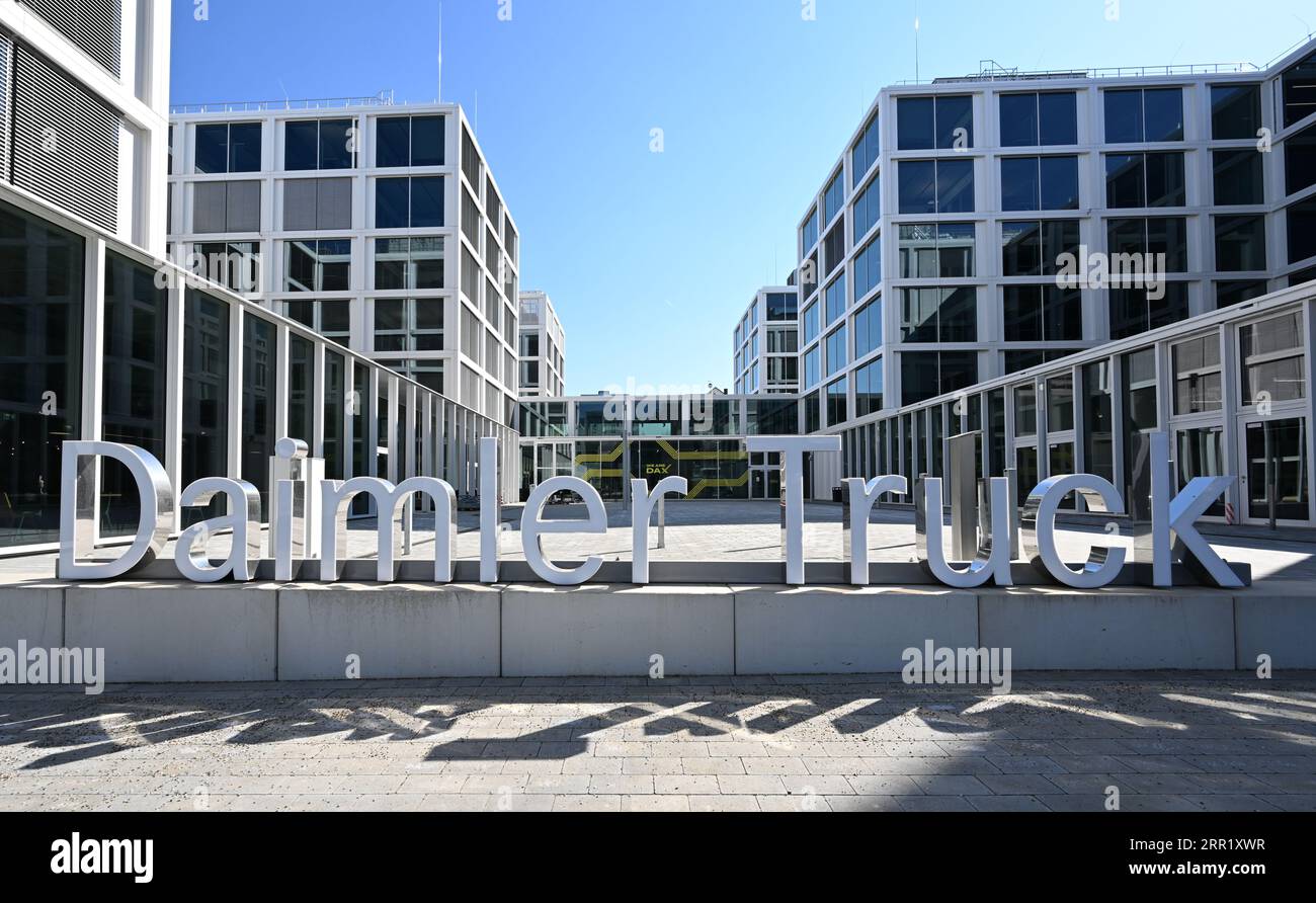 ARCHIVIATO - 23 marzo 2022, Baden-Württemberg, Leinfelden-Echterdingen: La scritta Daimler Truck si trova di fronte all'edificio amministrativo del costruttore di camion e autobus. Il produttore di veicoli commerciali Daimler Truck sta progettando una joint venture per la produzione di celle batteria negli Stati Uniti. Insieme ad Accelera, una divisione del produttore di motori Cummins negli Stati Uniti, e al produttore di veicoli PACCAR, Daimler Truck sta entrando in una partnership, annunciata mercoledì 6 settembre 2023 dalla società con sede a Leinfelden-Echterdingen vicino a Stoccarda. (Per dpa 'Daimler Truck vuole produrre celle batteria negli Stati Uniti con parte Foto Stock