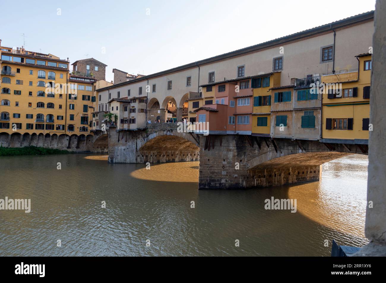Il più antico ponte medievale sopravvissuto (Ponte Vecchio) con le sue origini romane, attraversato il fiume Arno a Firenze, nella regione Toscana d'Italia. Foto Stock