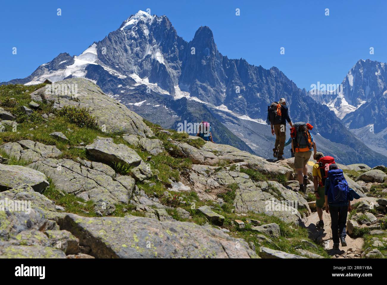 CHAMONIX, FRANCIA, 8 luglio 2022 : un gruppo di escursionisti sui sentieri di montagna intorno al Monte Bianco. Il Monte Bianco attrae i viaggiatori come il punto più alto della Foto Stock