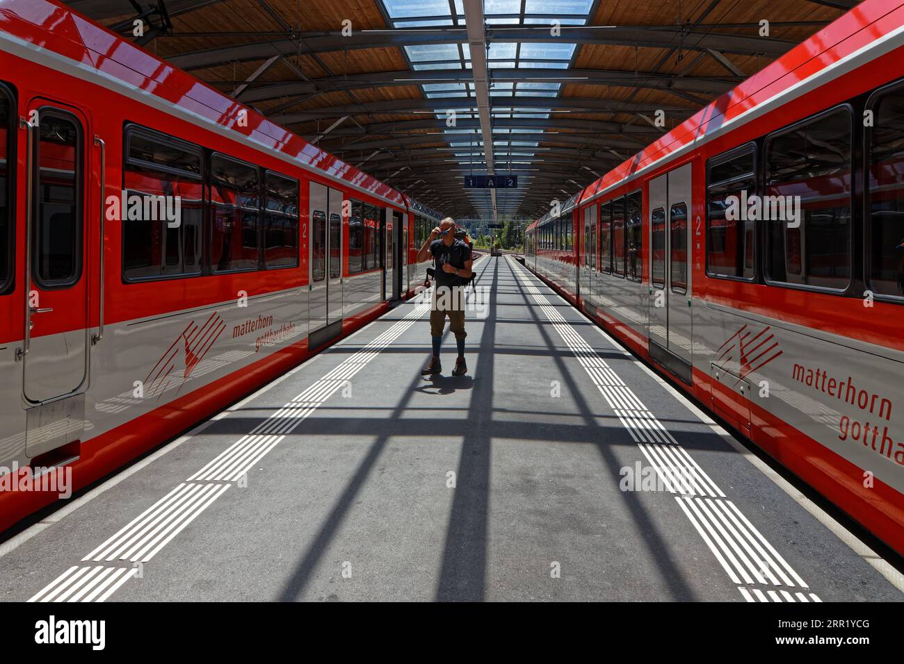 ZERMATT, SVIZZERA, 13 luglio 2022 : stazione ferroviaria. Il treno è l'unico mezzo di trasporto per raggiungere il villaggio di Zermatt ai piedi del Cervino Foto Stock