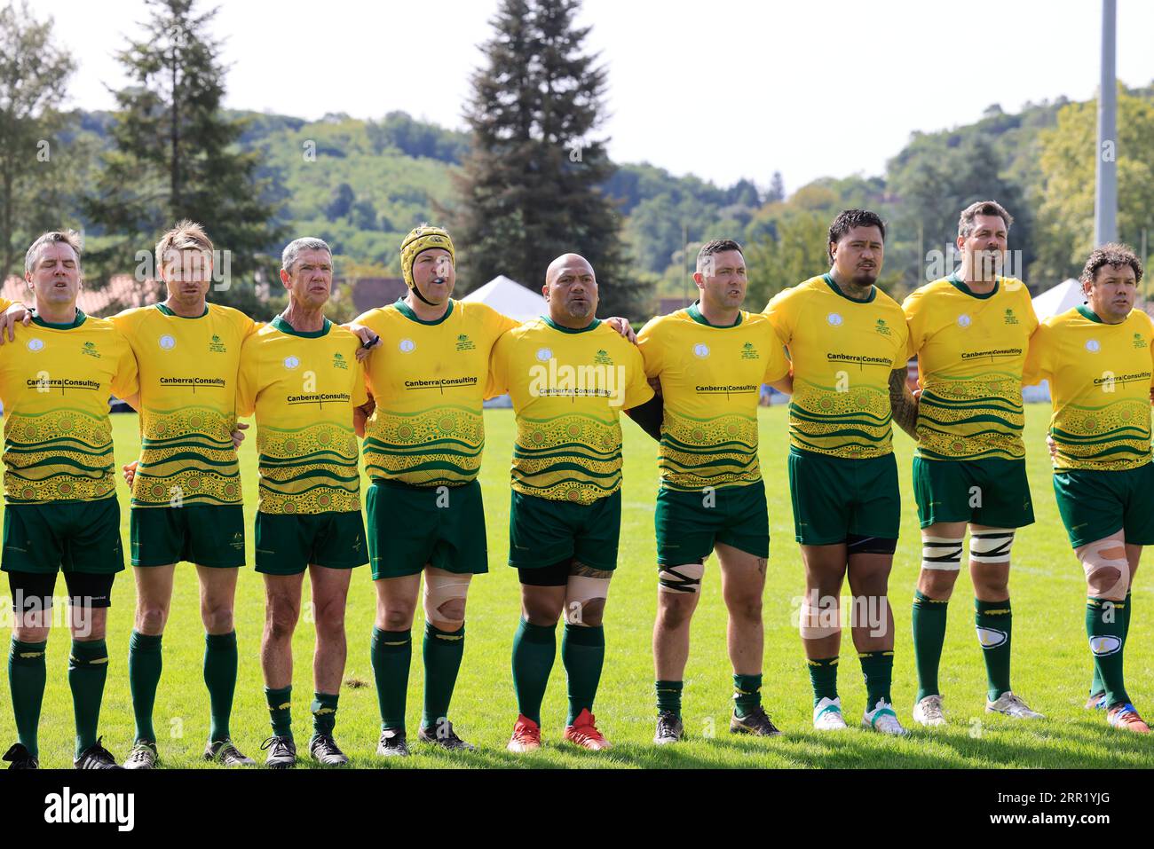 Sarlat, Francia. 4 settembre 2023. La Coppa del mondo di rugby 2023 dei parlamentari in Francia. Secondo giro. Nuova Zelanda - Australia Match. La squadra parlamentare neozelandese (in nero) ha vinto la partita contro la squadra parlamentare australiana (in giallo) nella calura e in un'atmosfera amichevole a Sarlat in Dordogna. Sarlat-la-Canéda, Dordogne, Périgord Noir, Francia, Europa. Il 7 settembre 2023 la squadra neozelandese ha vinto la competizione. Foto di Hugo Martin Alamy Live News Foto Stock