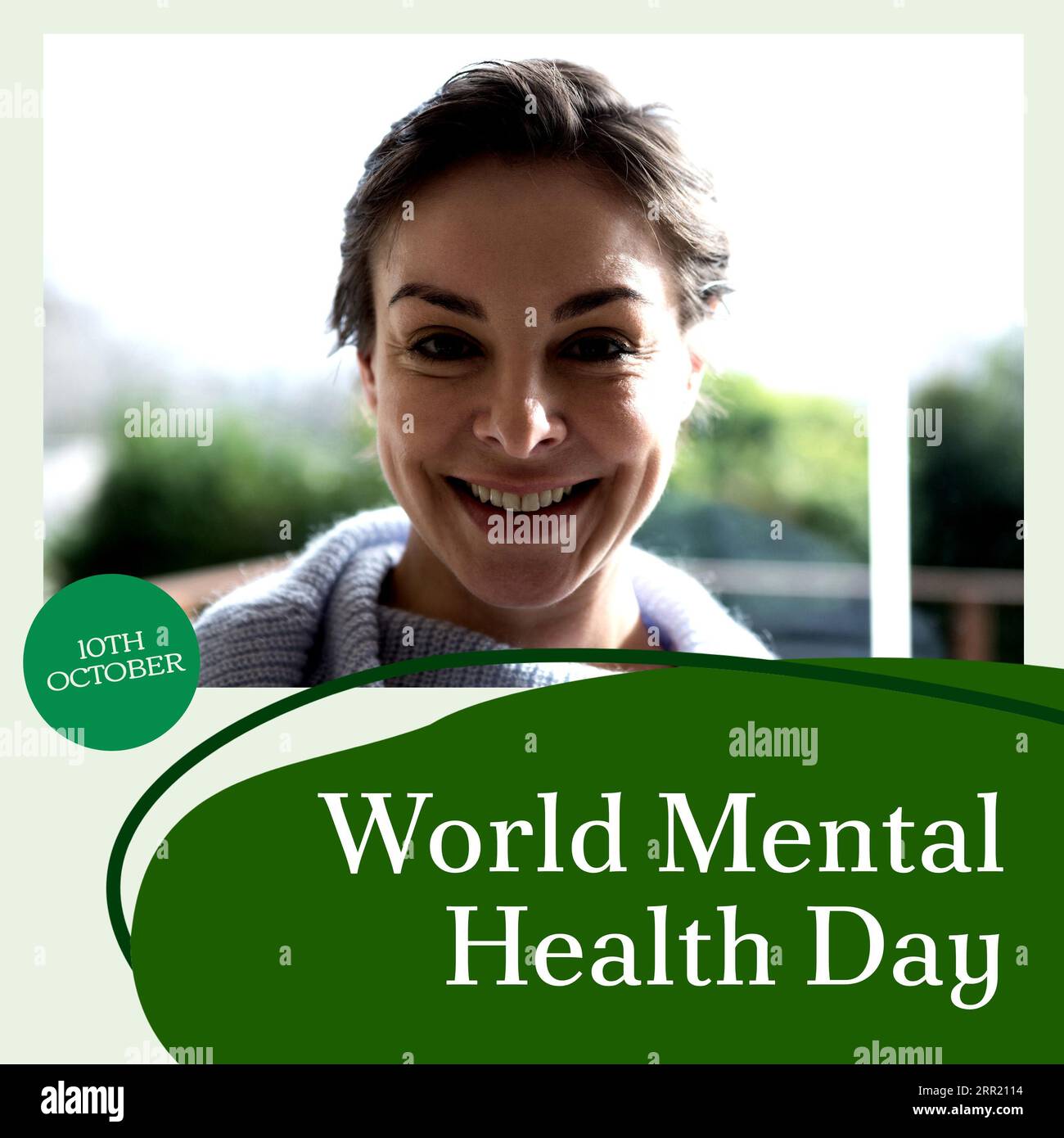 Composito di mondo giorno di salute mentale testo sopra sorridente donna caucasica Foto Stock