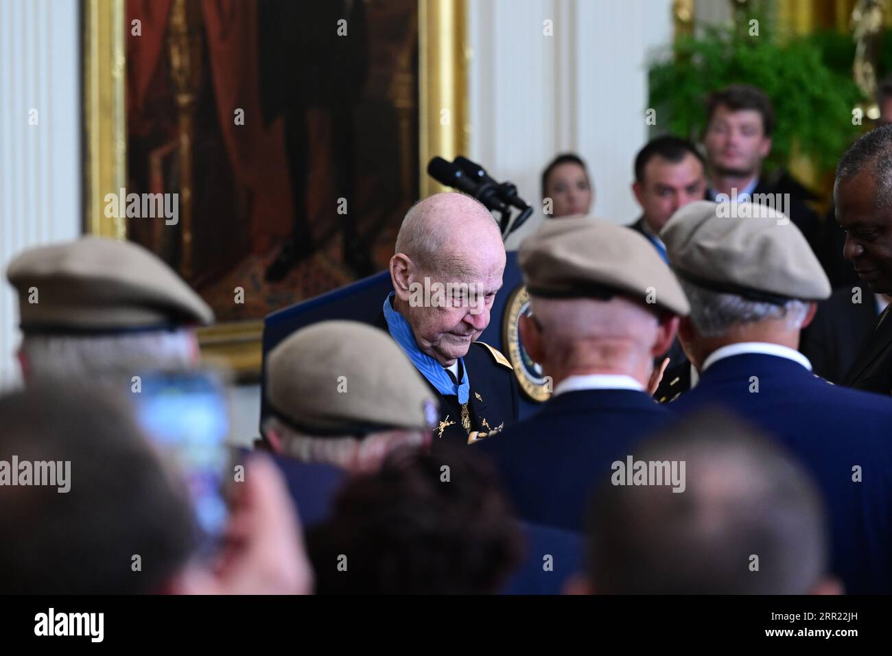 Il capitano Larry L. Taylor, United States Army, parte dopo aver ricevuto la Medal of Honor per la spiccata galanteria, nella East Room della Casa Bianca a Washington, DC martedì 5 settembre 2023. Credito: Ron Sachs/CNP /MediaPunch Foto Stock