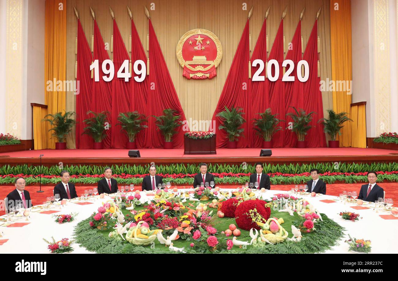 200930 -- PECHINO, 30 settembre 2020 -- il Partito Comunista Cinese e i leader di stato Xi Jinping, li Keqiang, li Zhanshu, Wang Yang, Wang Huning, Zhao Leji, Han Zheng e Wang Qishan partecipano a un ricevimento per celebrare il 71° anniversario della fondazione della Repubblica Popolare Cinese insieme a quasi 500 ospiti provenienti da casa e dall'estero a Pechino, capitale della Cina, il 30 settembre 2020. Mercoledì il Consiglio di Stato della Cina ha tenuto il ricevimento presso la sala grande del popolo di Pechino. CHINA-BEIJING-NATIONAL DAY-RECEPTION-LEADERS CN YAOXDAWEI PUBLICATIONXNOTXINXCHN Foto Stock