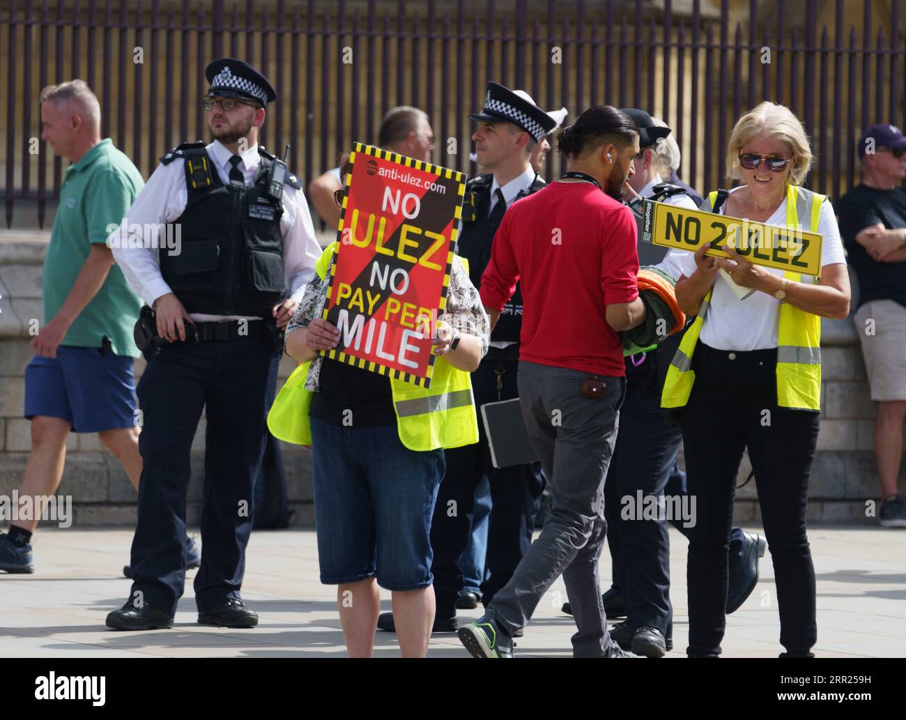 Westminster, Londra. 6 settembre 2023. Un piccolo gruppo protesta al di fuori delle camere del Parlamento contro l'estensione della ULEZ (Ultra Low Emission zone) a tutti i quartieri di Londra, ad esclusione della M25 . Bridget Catterall AlamyLiveNews. Foto Stock