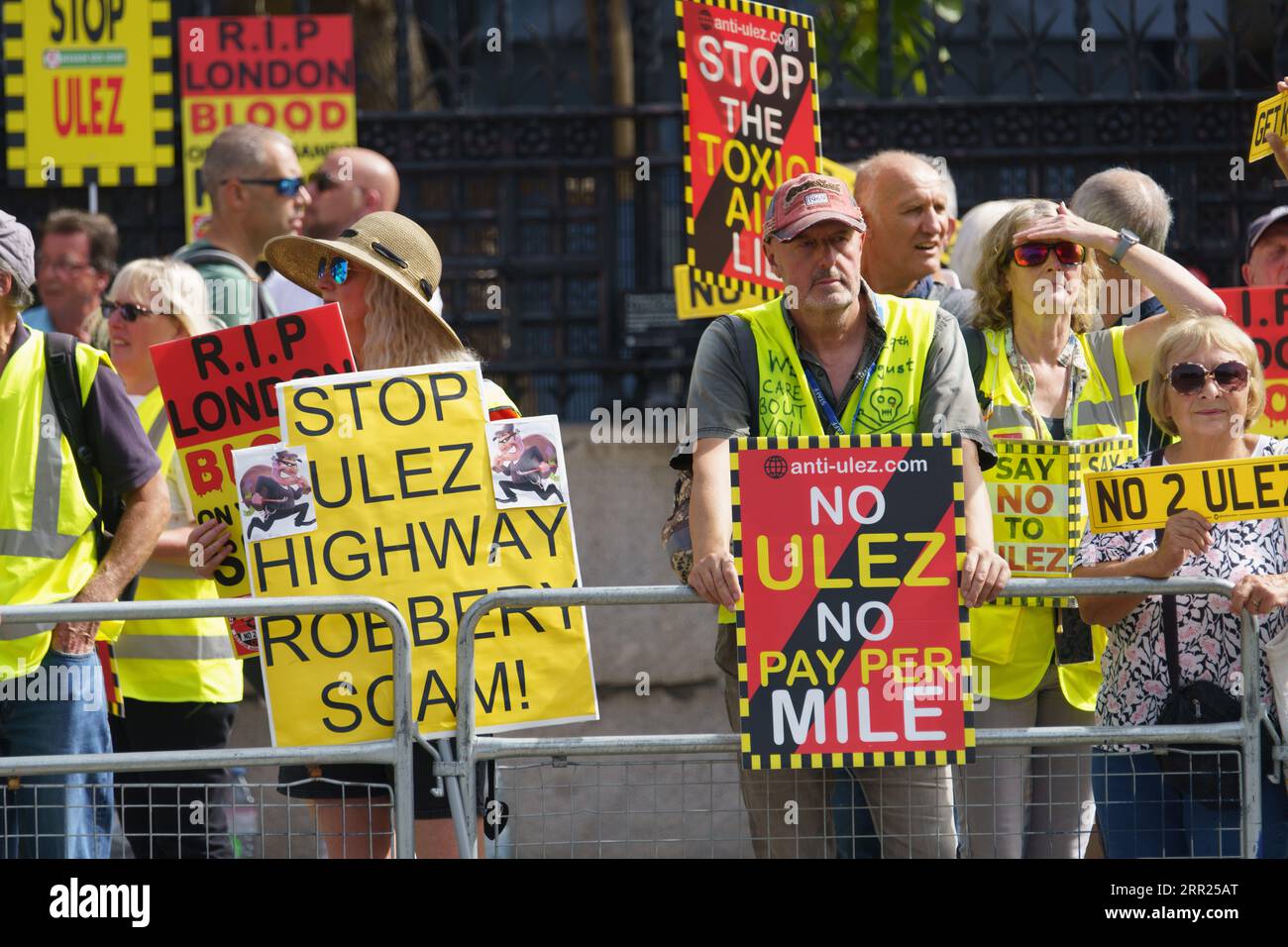 Westminster, Londra. 6 settembre 2023. Un piccolo gruppo protesta al di fuori delle camere del Parlamento contro l'estensione della ULEZ (Ultra Low Emission zone) a tutti i quartieri di Londra, ad esclusione della M25 . Bridget Catterall AlamyLiveNews. Foto Stock