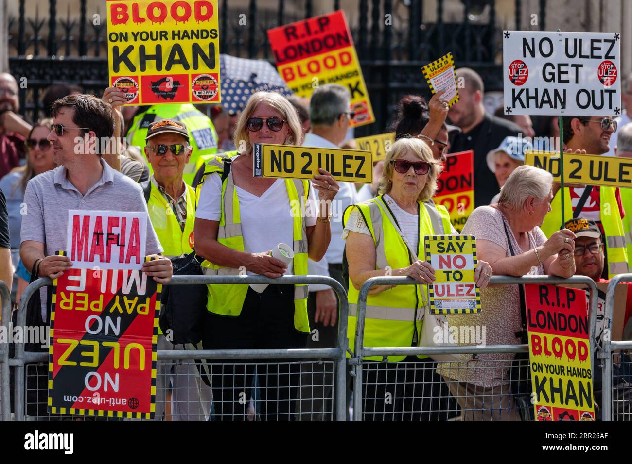 Westminster, Londra, Regno Unito. 6 settembre 2023. Dimostrazione anti ULEZ (Ultra Low Emission zone) fuori dalle camere del Parlamento. Le persone protestano dopo che il sistema di aria pulita è stato ampliato per includere i quartieri esterni di Londra. Lo scemo è impopolare tra gli automobilisti in quanto impone un costo giornaliero di £ 12,50 ai conducenti di una quantità significativa di veicoli più vecchi che entrano nella zona. Foto di Amanda Rose/Alamy Live News Foto Stock