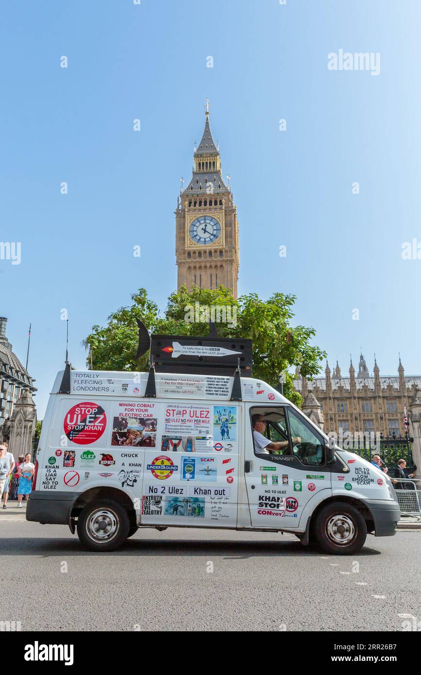 Westminster, Londra, Regno Unito. 6 settembre 2023. Dimostrazione anti ULEZ (Ultra Low Emission zone) fuori dalle camere del Parlamento. Le persone protestano dopo che il sistema di aria pulita è stato ampliato per includere i quartieri esterni di Londra. Lo scemo è impopolare tra gli automobilisti in quanto impone un costo giornaliero di £ 12,50 ai conducenti di una quantità significativa di veicoli più vecchi che entrano nella zona. Foto di Amanda Rose/Alamy Live News Foto Stock