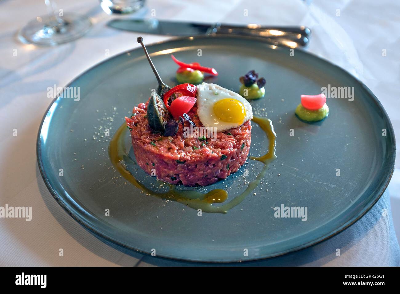 Carne macinata cruda servita con uovo fritto in un ristorante, Baden-Wuerttemberg, Germania Foto Stock