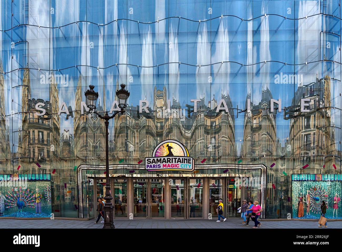 Riflesso nella vetrina degli esclusivi grandi magazzini la Samaritaine, Parigi, Francia Foto Stock