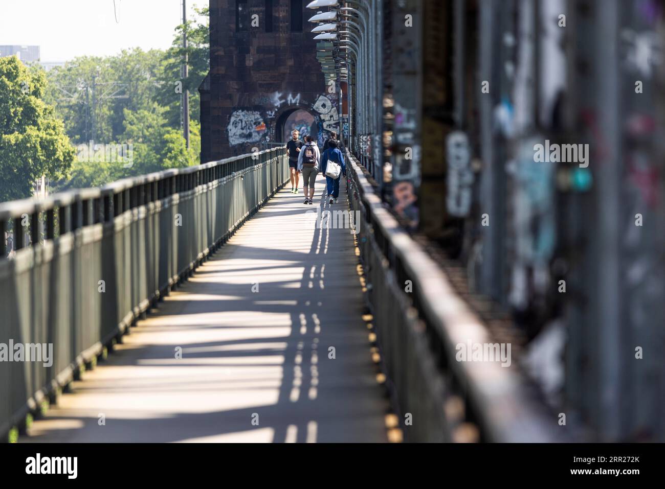 Pedoni che camminano sul ponte sud di Colonia sul Reno, Colonia, Renania settentrionale-Vestfalia, Germania Foto Stock