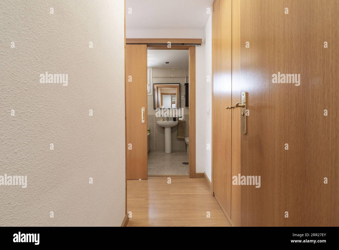 Una porta scorrevole in legno immagini e fotografie stock ad alta  risoluzione - Alamy