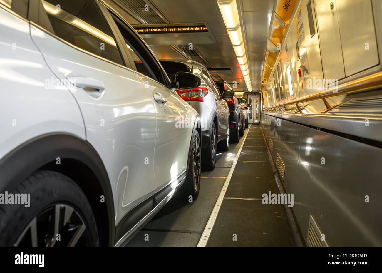 Le autovetture caricate sul treno Eurotunnel noto come le Shuttle utilizzando il tunnel della Manica da Folkestone nel Regno Unito a Calais in Francia. Foto Stock