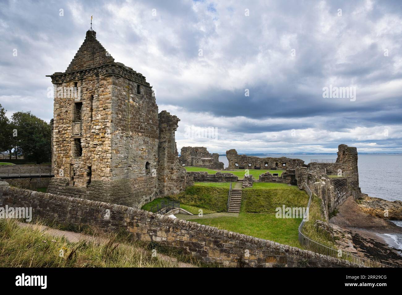 Le rovine del castello di St Andrews sulla costa del Mare del Nord, St Andrews, County Fife, Scozia, Regno Unito Foto Stock