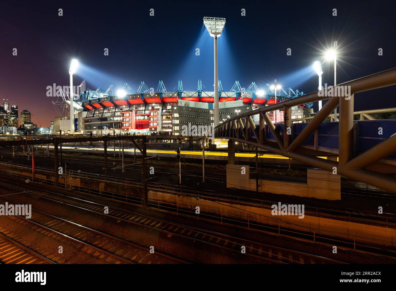 Vista al tramonto del famoso skyline di Melbourne e dello stadio di cricket di Melbourne, Victoria, Australia Foto Stock