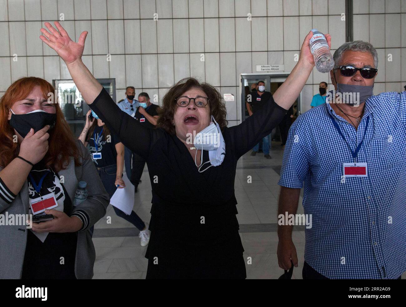 201007 -- ATENE, 7 ottobre 2020 -- Magda Fyssa C, madre di Pavlos Fyssas, un musicista attivista greco antifascista di 34 anni assassinato da un sostenitore del partito di estrema destra Golden Dawn GD-Chryssi Avghi in greco nell'autunno 2013, reagisce dopo aver sentito il verdetto della corte di Atene, Grecia, il 7 ottobre 2020. Mercoledì il tribunale greco ha stabilito che la dirigenza e i membri della GD, il terzo partito politico più importante del parlamento fino all'anno scorso, sono colpevoli di operare come organizzazione criminale, ha riferito l'emittente nazionale greca ERT. PER ANDARE CON I leader del partito greco di estrema destra Golden Dawn trovati Foto Stock