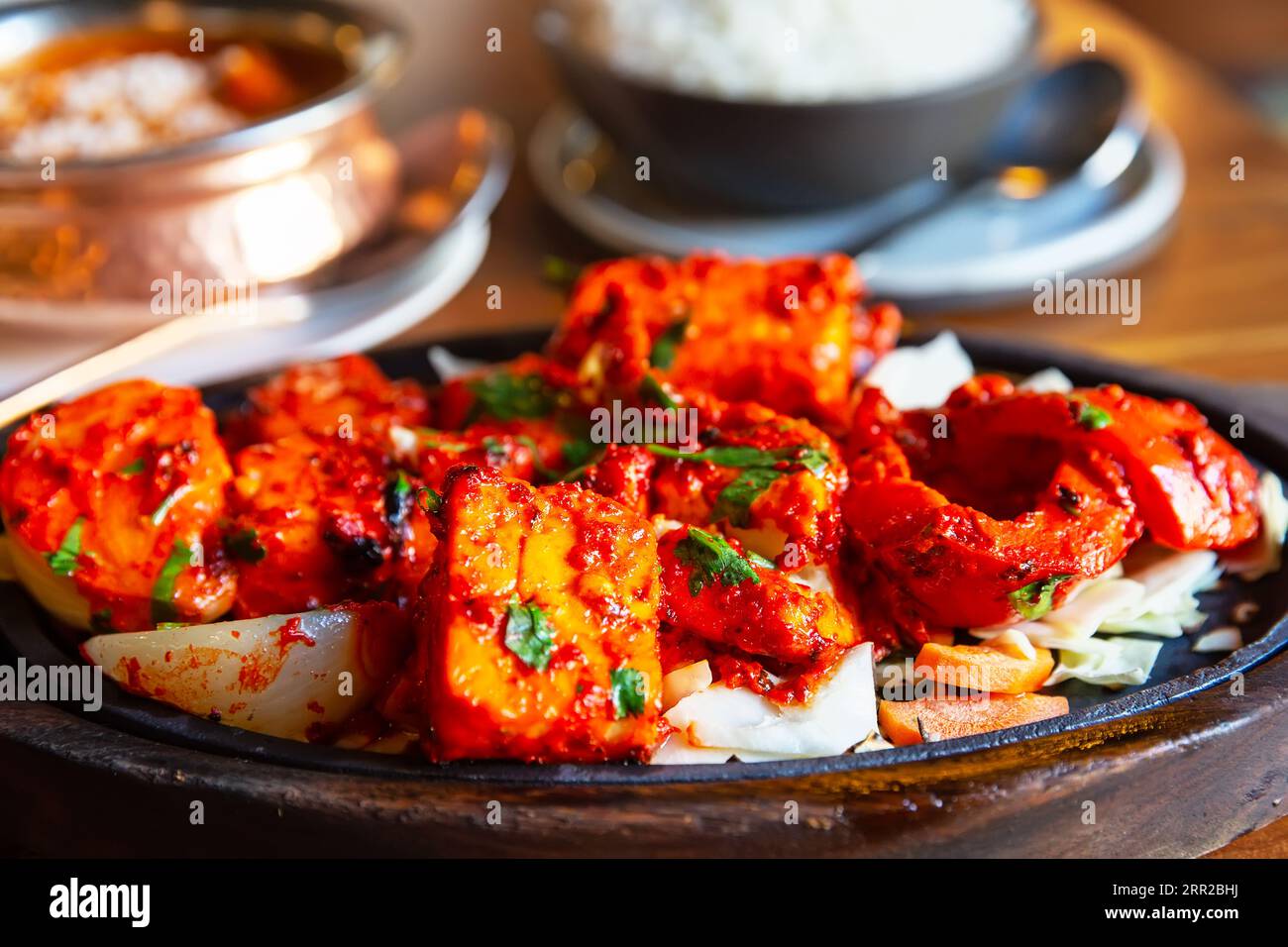 Tandoori Paneer Tikka. Cubetti di ricotta, pomodori, peperoni e cipolla finiti in forno di argilla. La scelta del vegetariano indiano di forno di argilla co Foto Stock