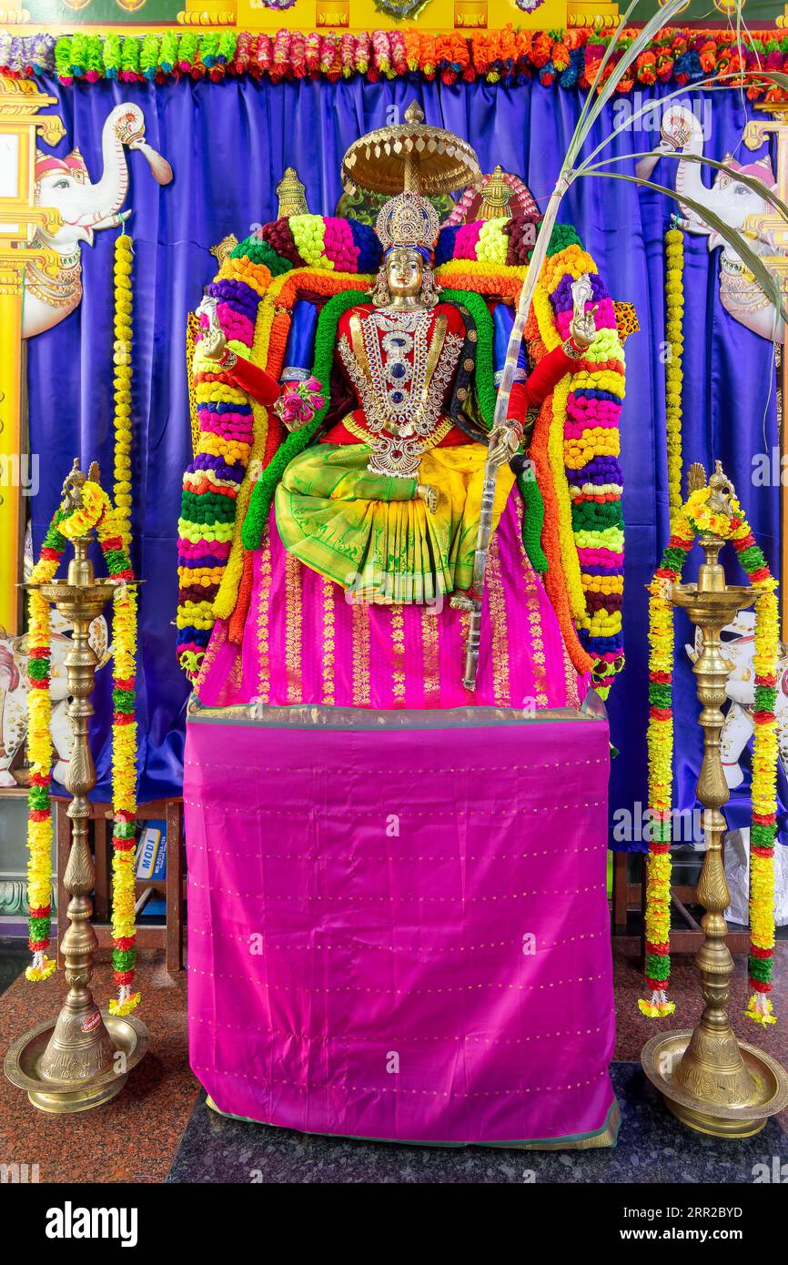 Colorata statua di dio induista nel tempio indiano di Victoria, isola di Mahé, Seychelles Foto Stock Colorata statua di dio induista nel tempio indiano di Victoria, isola di Mahé, Seychelles Foto Stock