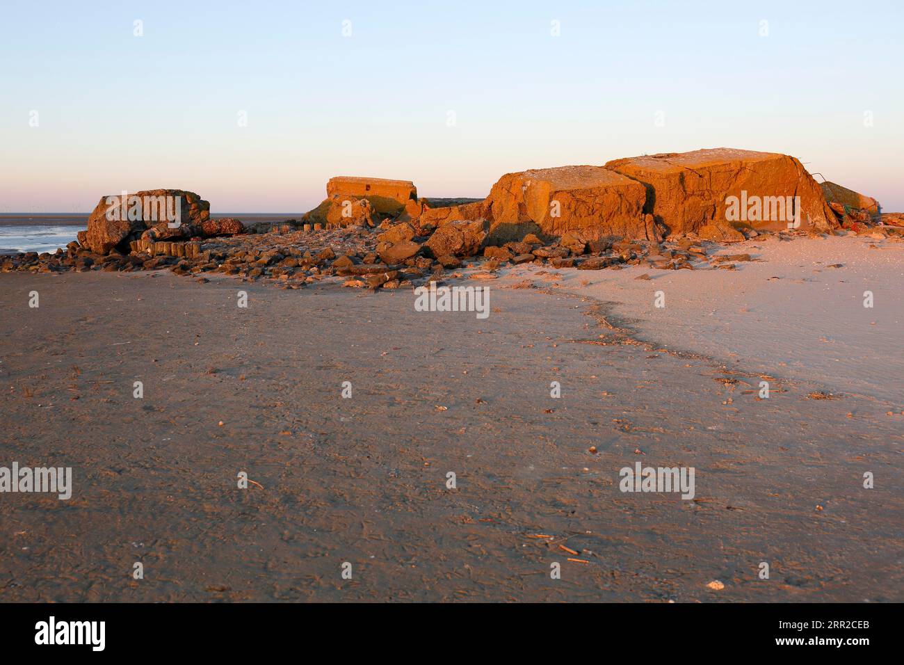 Resti di un bunker della seconda guerra mondiale sull'isola di Minsener Oog, bassa Sassonia Wadden Sea National Park, bassa Sassonia, Germania Foto Stock