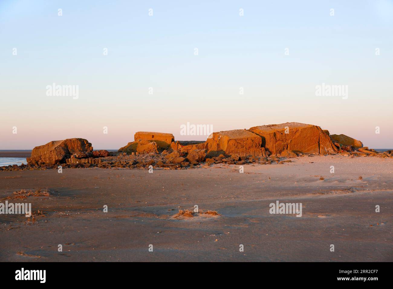 Resti di un bunker della seconda guerra mondiale sull'isola di Minsener Oog, bassa Sassonia Wadden Sea National Park, bassa Sassonia, Germania Foto Stock