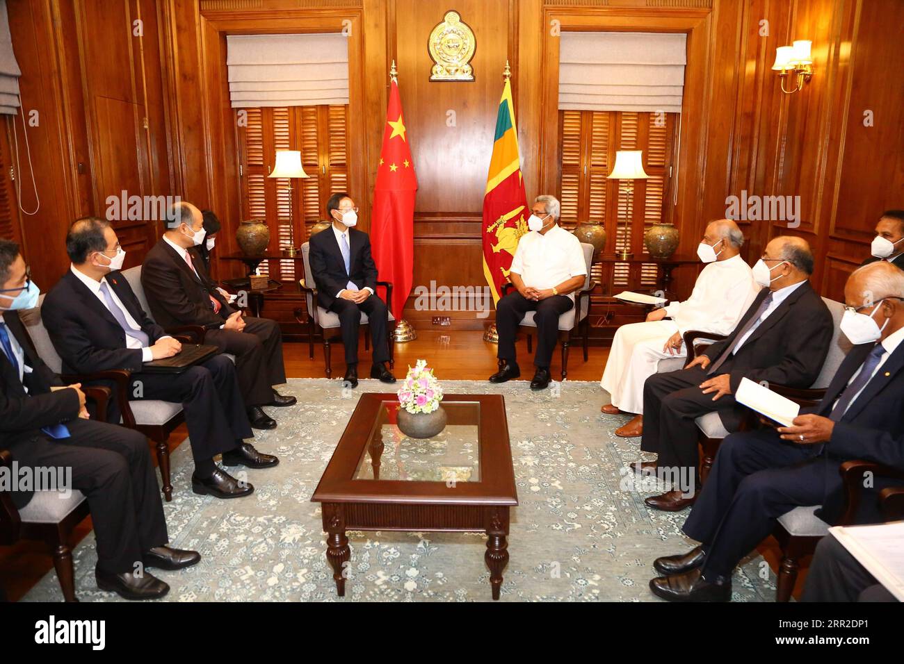 201009 -- COLOMBO, 9 ottobre 2020 -- il 9 ottobre 2020 il presidente dello Sri Lanka Gotabaya Rajapaksa incontra Yang Jiechi, membro dell'Ufficio politico del Comitato centrale del PCC del Partito Comunista Cinese e direttore dell'Ufficio della Commissione per gli affari esteri del Comitato centrale del PCC, a Colombo, Sri Lanka. Foto di /Xinhua SRI LANKA-COLOMBO-PRESIDENT-YANG JIECHI-MEETING AjithxPerera PUBLICATIONxNOTxINxCHN Foto Stock