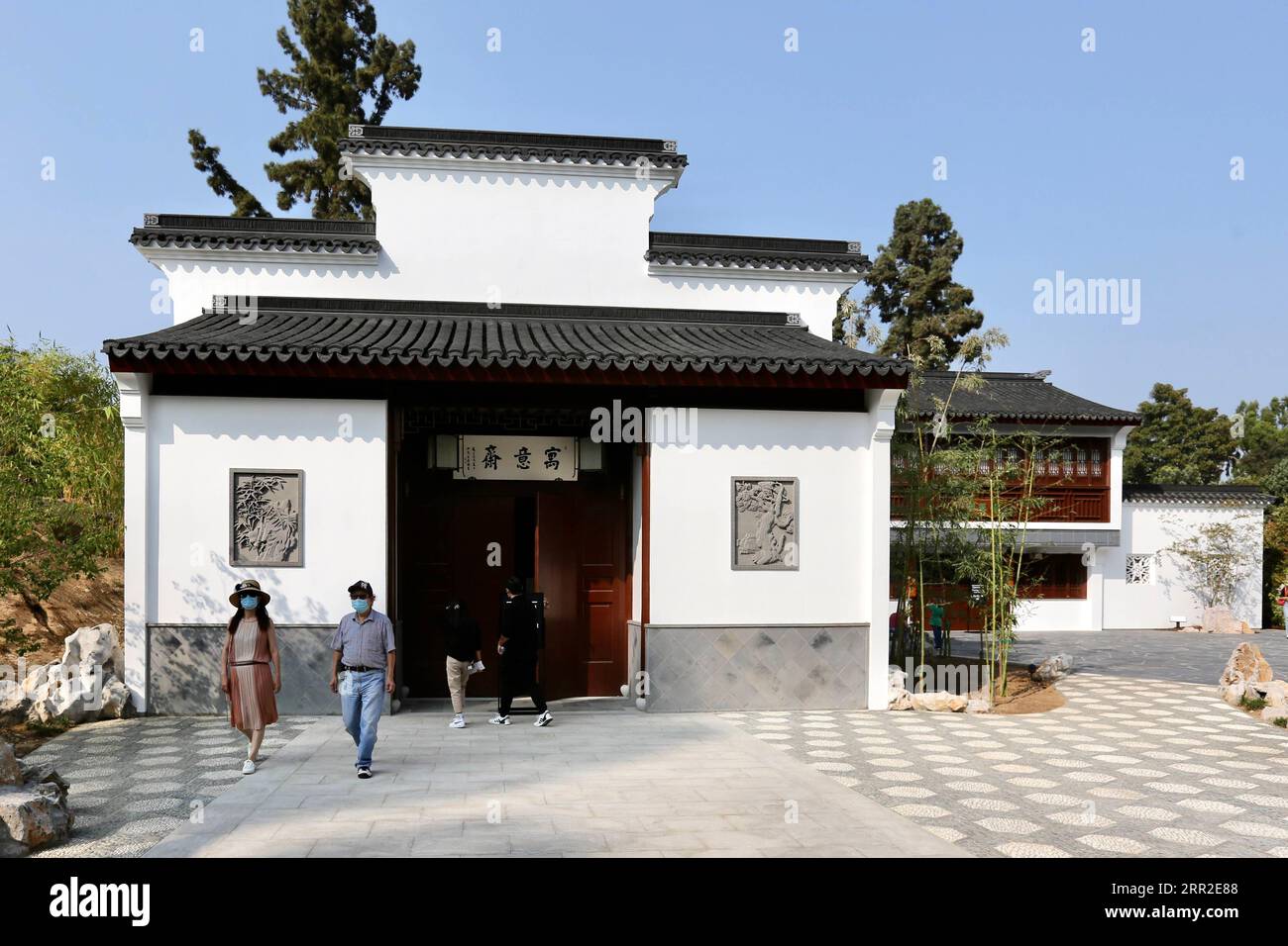 201010 -- LOS ANGELES, 10 ottobre 2020 -- le persone visitano il tradizionale giardino cinese Liu Fang Yuan, o il giardino della fragranza fluente, nella contea di Los Angeles, California, Stati Uniti, 9 ottobre 2020. Dopo un ritardo di cinque mesi a causa della pandemia di COVID-19, la Huntington Library, il Museo d'Arte e i Giardini Botanici hanno finalmente aperto a grande fantasia venerdì con l'inaugurazione del suo giardino tradizionale cinese recentemente ampliato e completato Liu Fang Yuan, il Giardino della fragranza fluente. IN primo piano: Il giardino cinese della biblioteca storica degli Stati Uniti celebra l'espansione con la grande apertura U.S.-LOS ANGELES Foto Stock